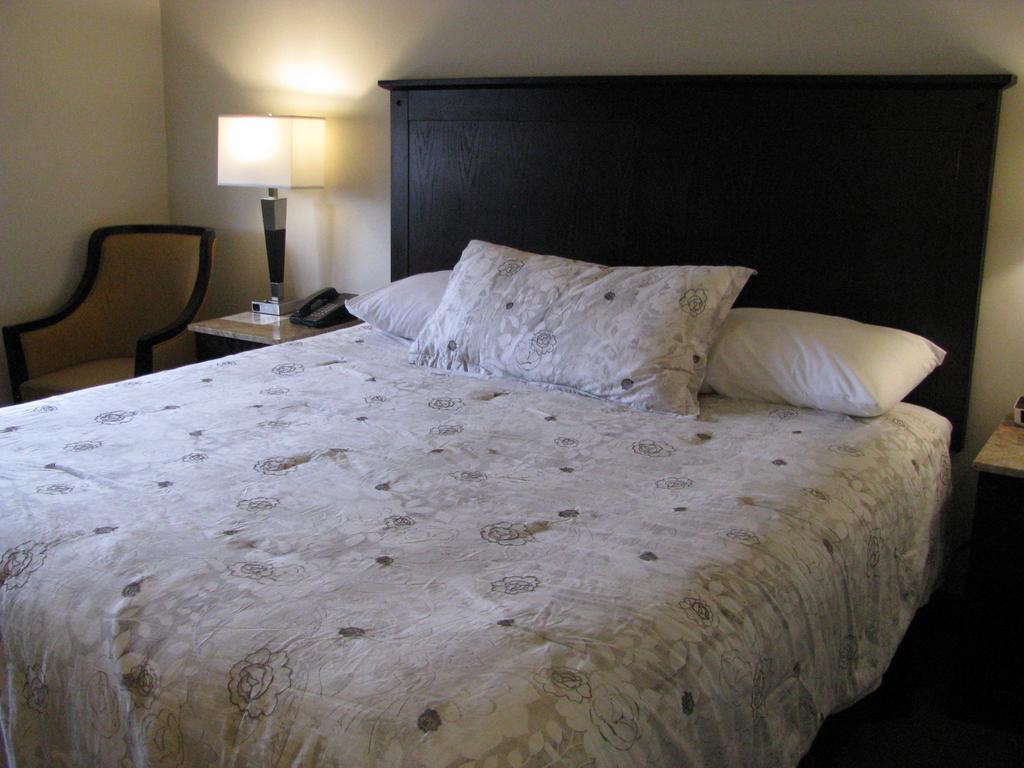 Billy Barker Casino Hotel Quesnel Extérieur photo